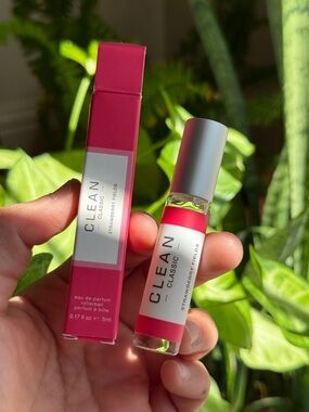 Classic Strawberry Fields Rollerball Eau de Parfum - Pink